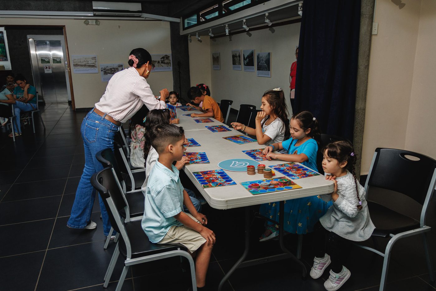 Dayana Pitty acompaña a los niños uno por uno durante el ejercicio.