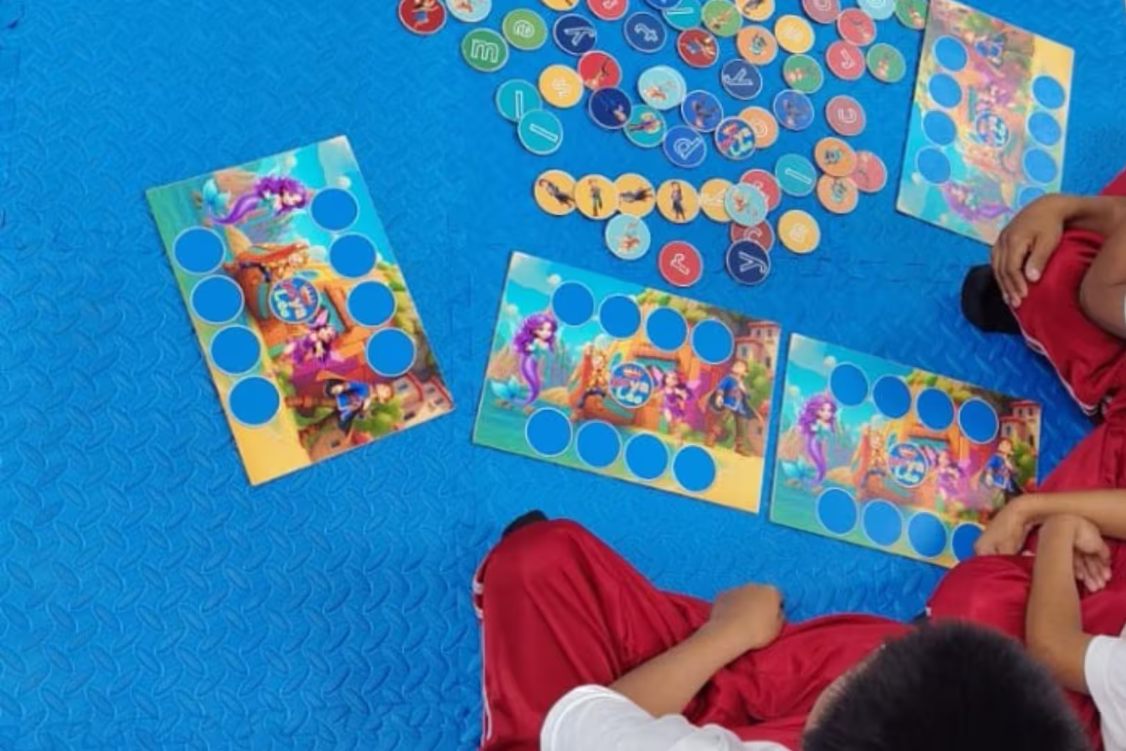 Niños aprendiendo juntos con material físico de Yoya y Leo
